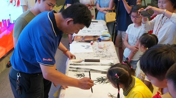 傳授盲畫技藝，共建有光世界——關(guān)愛盲童公益勵志活動在南寧舉行